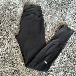 NWOT Alo Yoga high rise leggings in black. Size M!